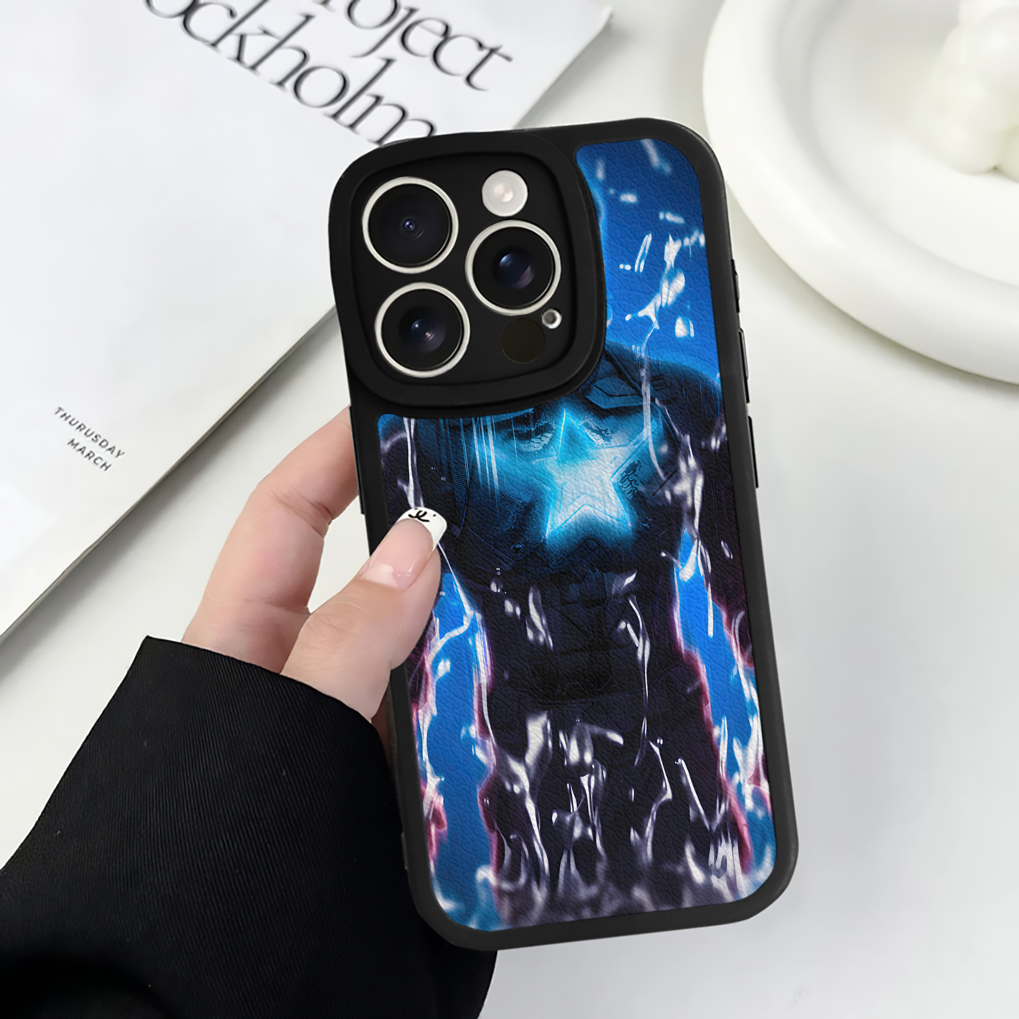 （画像用） アベンジャーズ The Avengers 【iPhone 16シリーズ対応】シリコンスマホケース（レザー調） 材質：シリコン